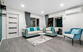 Lux 4 Bedroom In Auckland With Spa And Light Breakfast